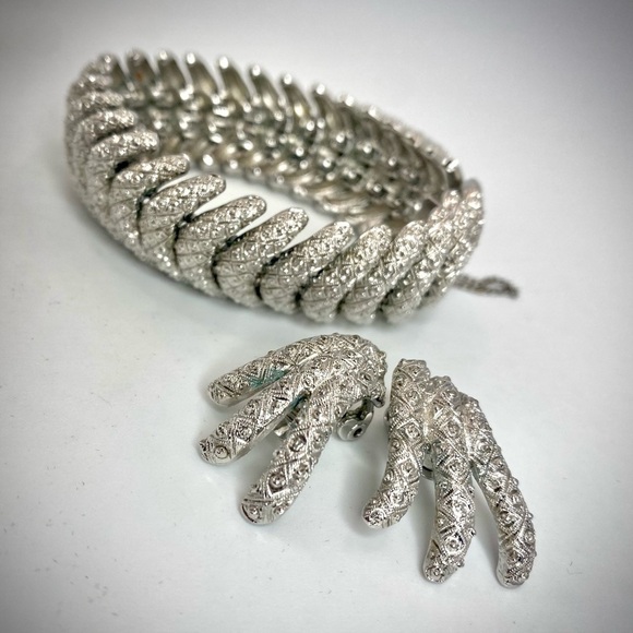VINTAGE Monet 60’s Etched Silver Tone Link Bracelet and matching clip earrings - Picture 2 of 15